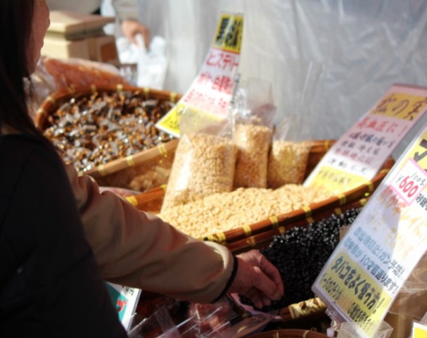 木の実の露店は勝手に試食 -覚王山　日泰寺参道の縁日-