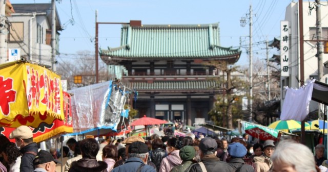 日泰寺山門近くは大混雑 -覚王山　日泰寺参道の縁日-