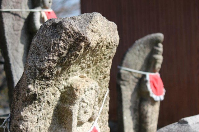 おばあちゃんたちがお地蔵様や羅漢様にお賽銭を -覚王山　日泰寺参道の縁日-