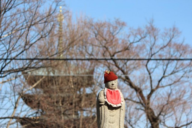 真っ赤な前掛けの似合うお地蔵様 -覚王山　日泰寺参道の縁日-