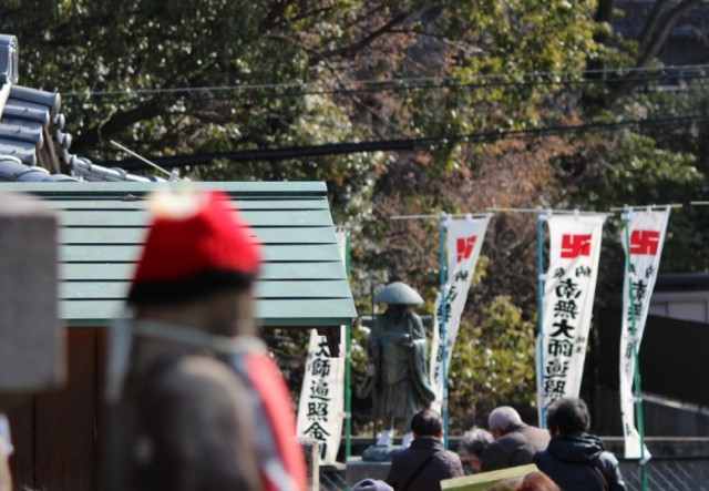 山門手前の隅っこに弘法大師像が -覚王山　日泰寺参道の縁日-