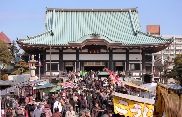 日泰寺境内も露店とお客さんでいっぱい -覚王山　日泰寺参道の縁日-