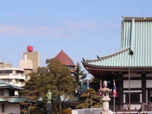 覚王山日泰寺の境内風景にも控えめに参加する給水塔 -東山給水塔-