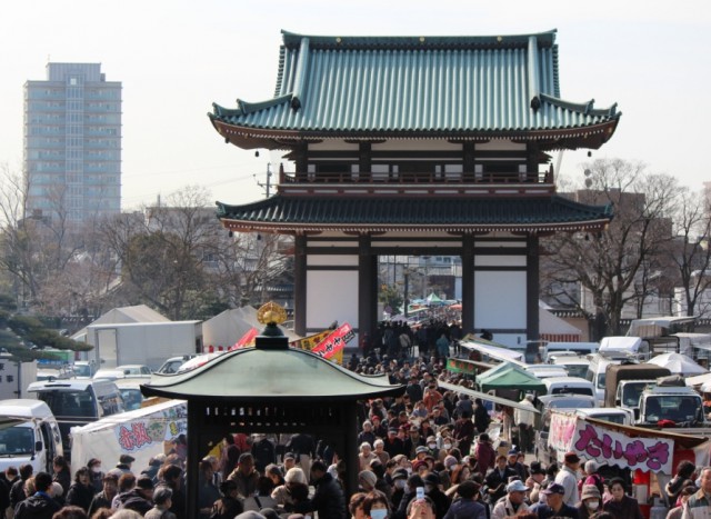 日泰寺本堂からみた境内 -覚王山　日泰寺参道の縁日-