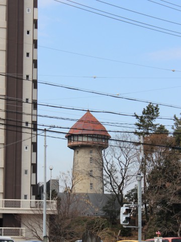 姫ヶ池通の交差点から見た東山給水塔 -東山給水塔-