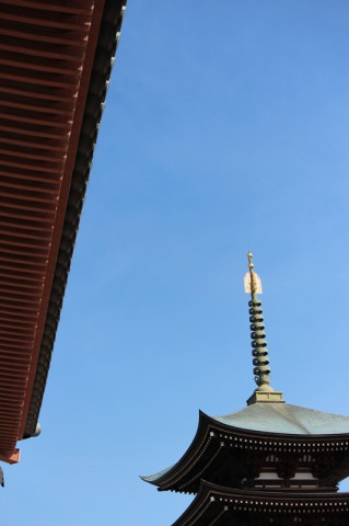 青空にまぶしい日泰寺五重塔